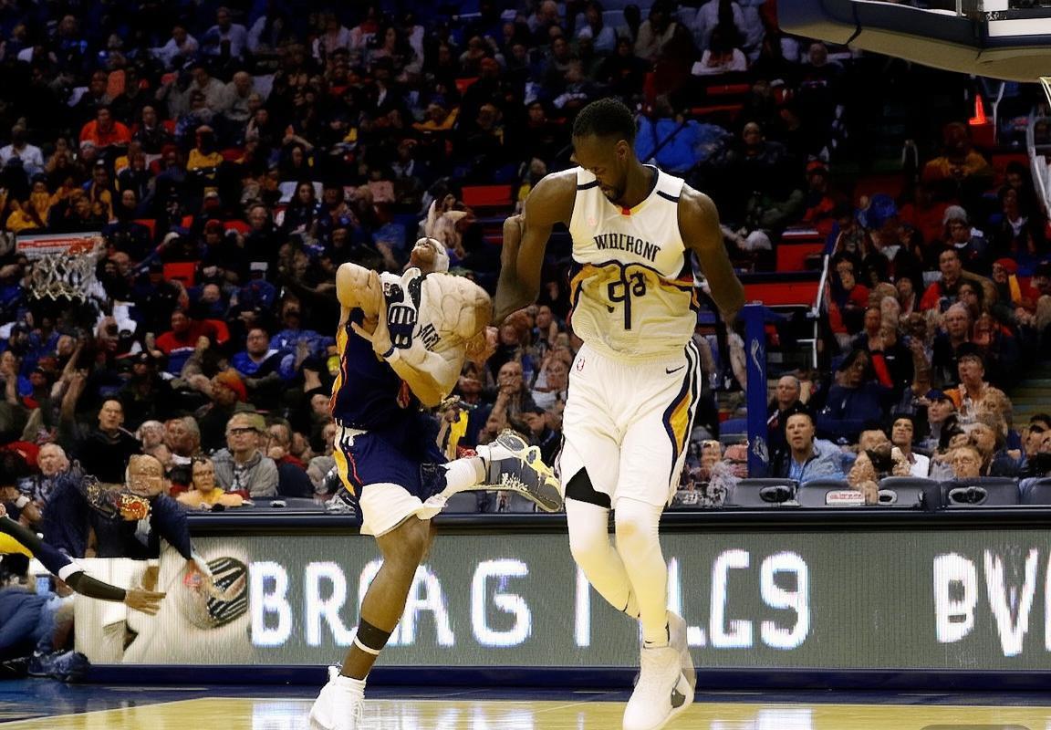 湖人西部季后赛卡位战白热化：鹈鹕五连胜强势，快船排名下滑，库里关键得分助勇士稳局